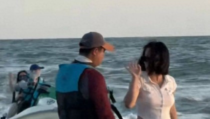 女游客称在广西北海银滩因拒绝快艇推销，遭两名男子围堵滋扰
