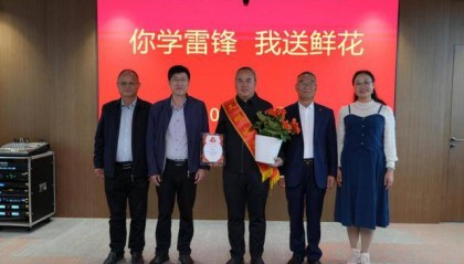 你学雷锋 我送鲜花 | 威海乳山：鲜花赠模范 礼赞劳动美