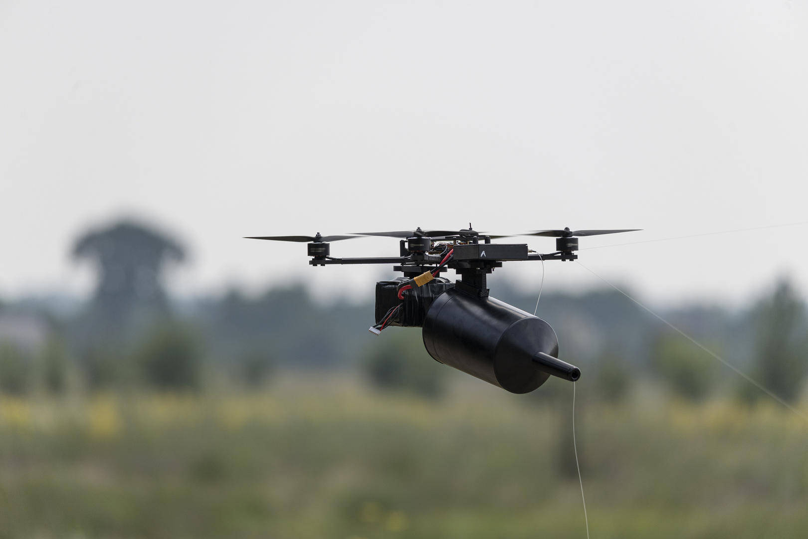 “史上首次”机器人俘虏了战俘?揭秘背后:乌有数百个秘密工坊,俄开发抗干扰无人机