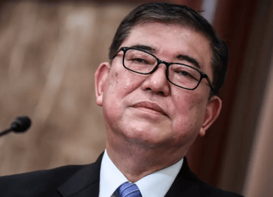 日本签了,无条件对美“投降”,石破茂关键时刻扛不住了,直接选择下台