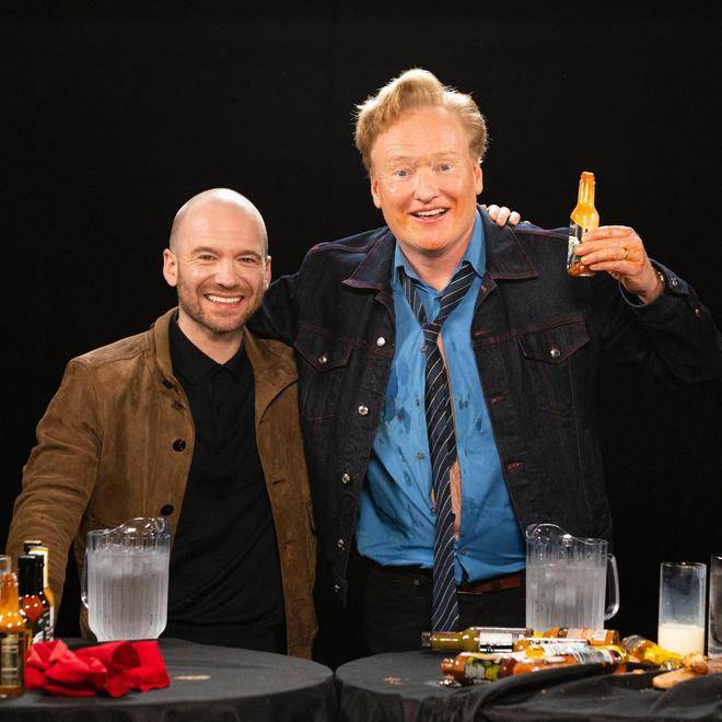 Jennie辣劲爆发,凭辣鸡翼挑衅,巨星向Jisoo下战书