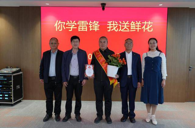 你学雷锋 我送鲜花 | 威海乳山:鲜花赠模范 礼赞劳动美