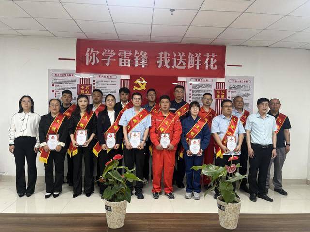 你学雷锋 我送鲜花 | 威海乳山:鲜花赠模范 礼赞劳动美