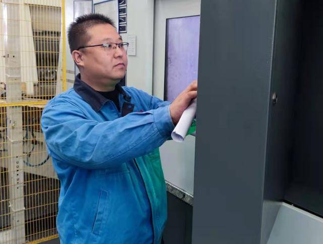 你学雷锋 我送鲜花 | 威海乳山:鲜花赠模范 礼赞劳动美