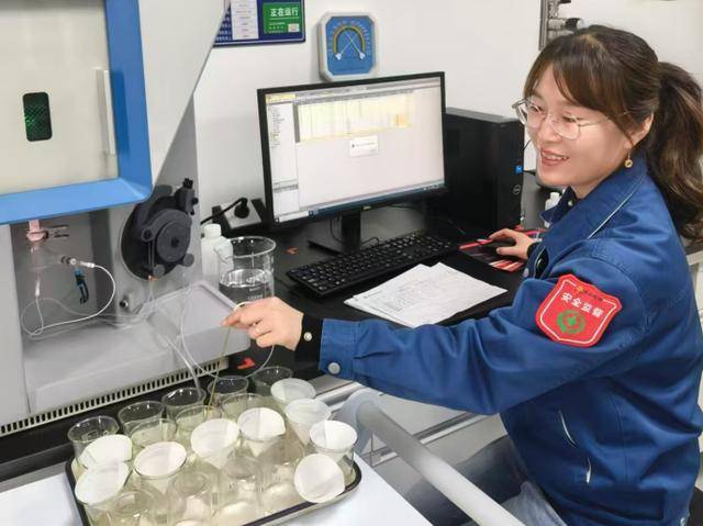 你学雷锋 我送鲜花 | 威海乳山:鲜花赠模范 礼赞劳动美