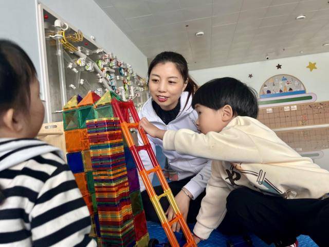 你学雷锋 我送鲜花 | 威海乳山:鲜花赠模范 礼赞劳动美