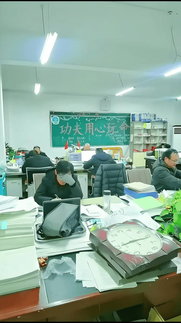 张雪峰高调宣布放19天暑假,发6万年终奖,网友:哪个打工人不眼红?