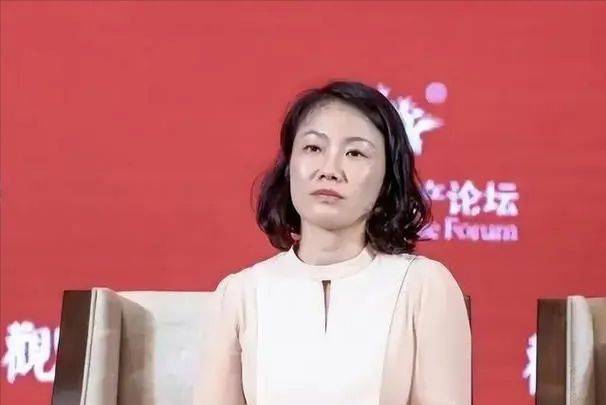 中国“最贵”女秘书:年薪849万,年终奖1000万,47岁活成了这样