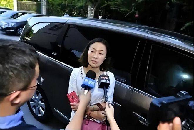 中国“最贵”女秘书:年薪849万,年终奖1000万,47岁活成了这样