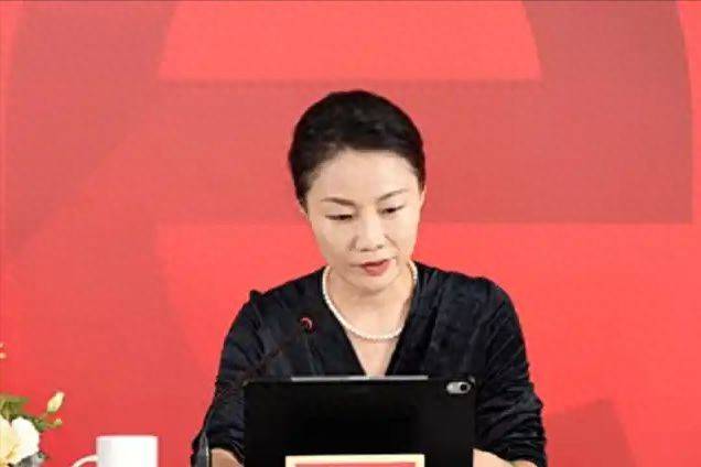 中国“最贵”女秘书:年薪849万,年终奖1000万,47岁活成了这样