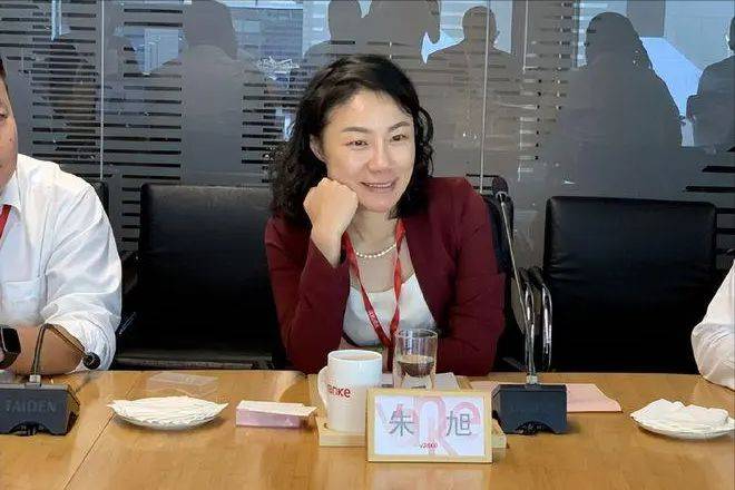 中国“最贵”女秘书:年薪849万,年终奖1000万,47岁活成了这样