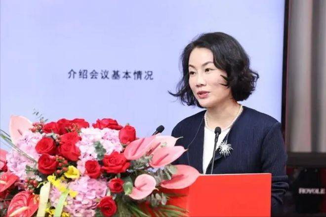 中国“最贵”女秘书:年薪849万,年终奖1000万,47岁活成了这样