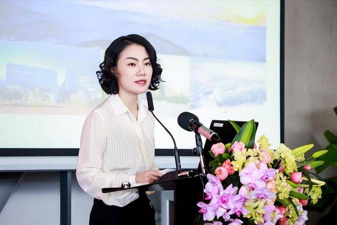 中国“最贵”女秘书:年薪849万,年终奖1000万,47岁活成了这样