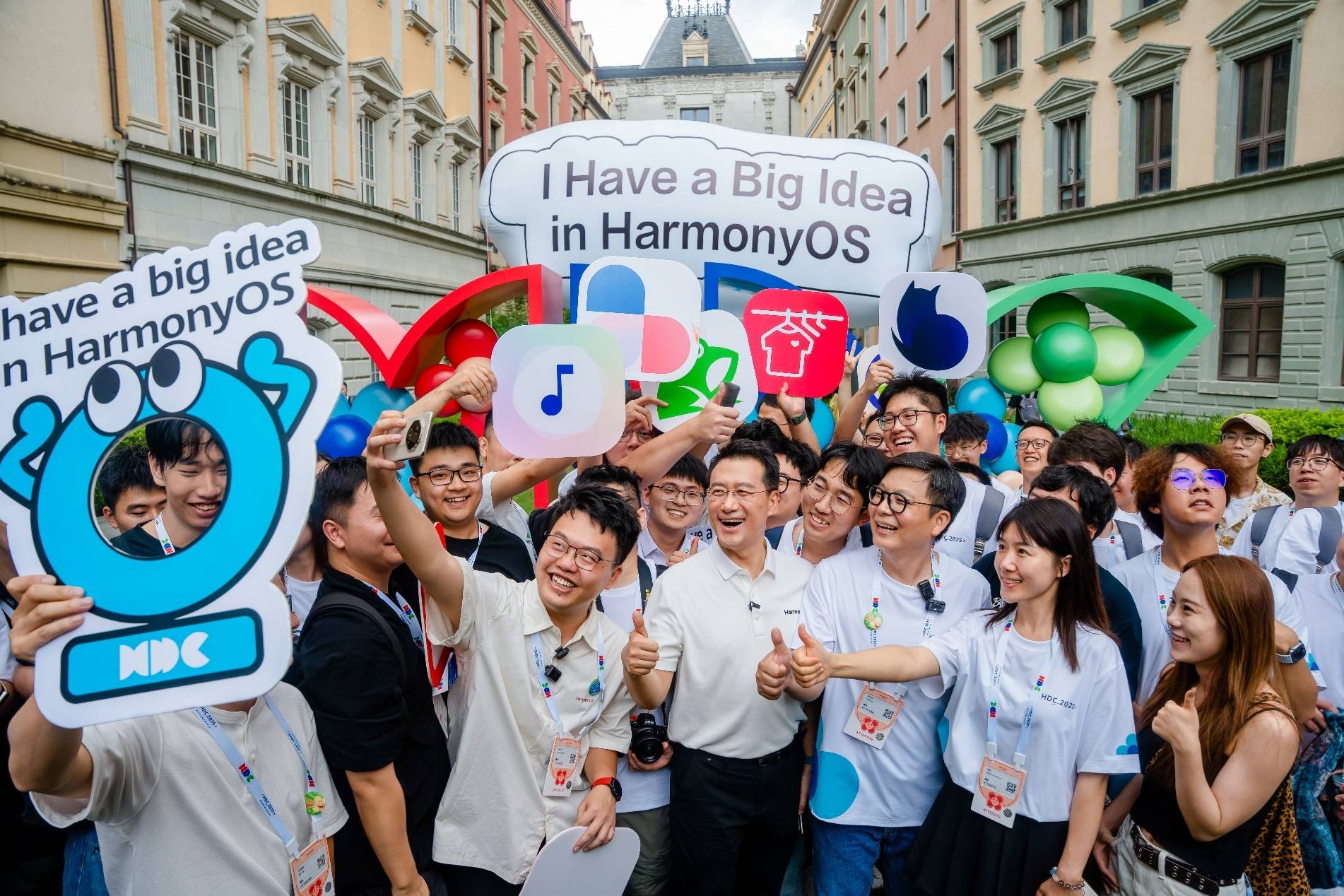 HDC 2025:开发者搭上“鸿蒙快车”,鸿蒙生态加速前行
