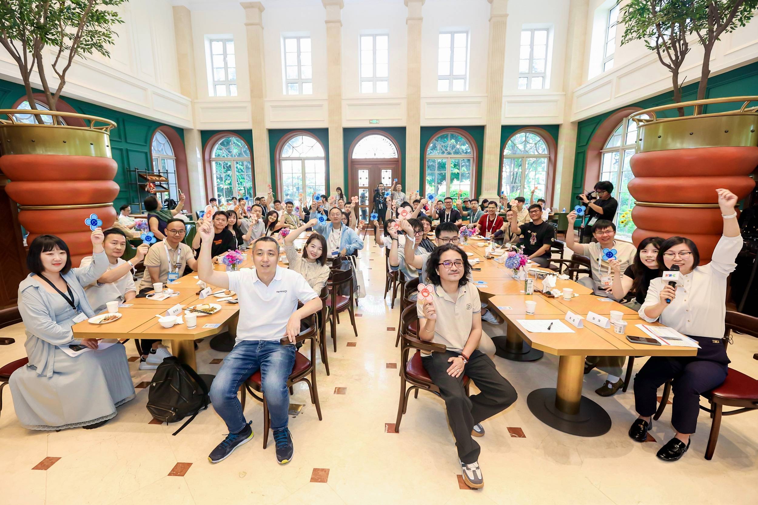 HDC 2025:开发者搭上“鸿蒙快车”,鸿蒙生态加速前行