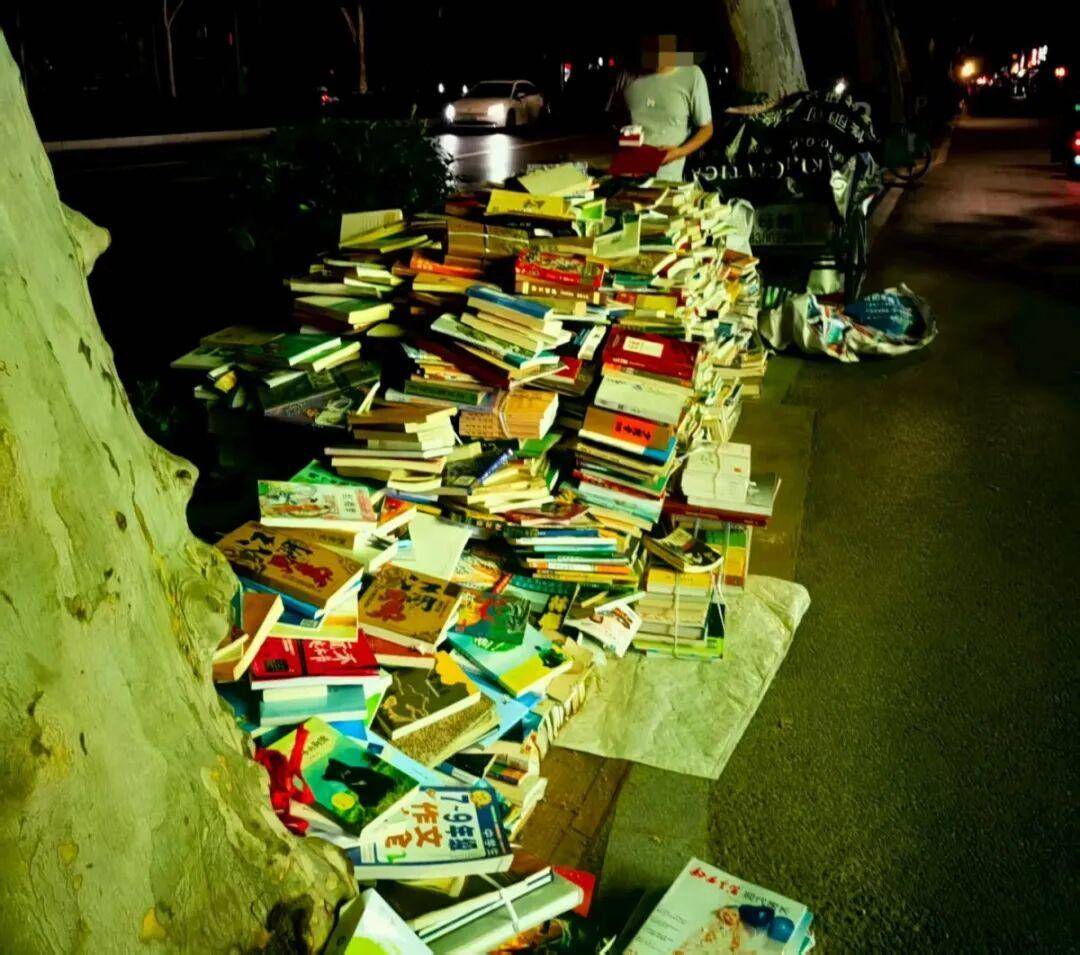 郑州一大爷街头摆摊卖书近40年,最便宜3元一本:坚持是因为其意义远大于挣钱