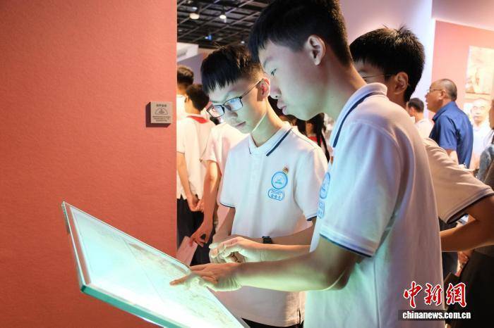 浙江杭州:大中小学师生在档案馆里共上“开学第一课”