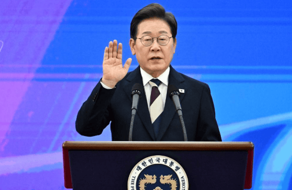 要么出手对付中国,要么放弃领土,李在明登机返回韩国,临走前送中方15个字!