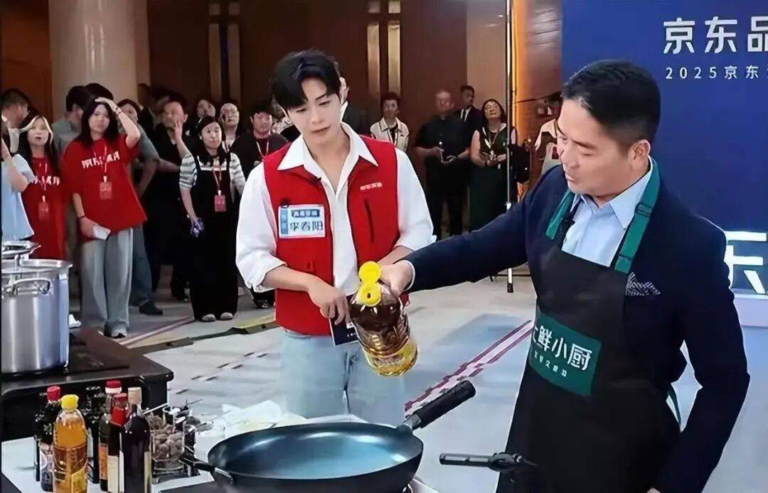 刘强东直播炒菜,称“像贾国龙第一次炒菜一样紧张,像罗永浩第一次说脱口秀一样紧张”!他谈到“外卖大战”:想和王兴见面聊聊