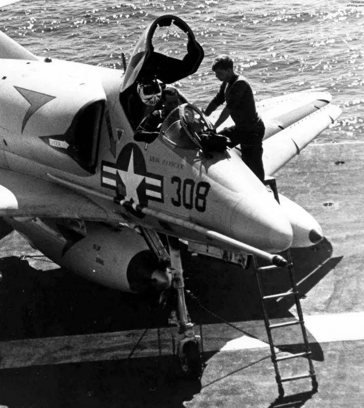 央视曝光!歼-35A改用内置登机梯,和F-35的一模一样?