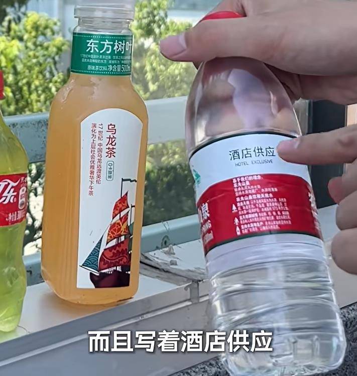 有老人长期在上海一景区外摆摊卖水,被质疑用废弃空瓶私自灌装,当地:将联合整治