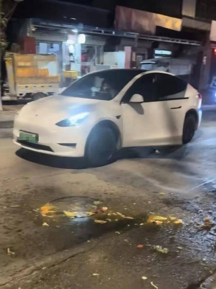 河北一汽车在查酒驾时强行倒车逃离,撞上三轮和特斯拉,当地警方:正在追查