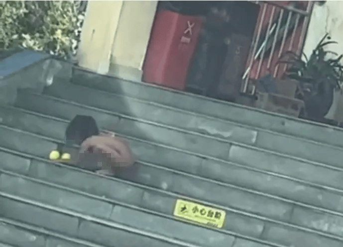 “野人小孩”最新进展:小孩已被养成不穿衣服习惯,父母都没工作,孩子没上户口,公安民政妇联已介入