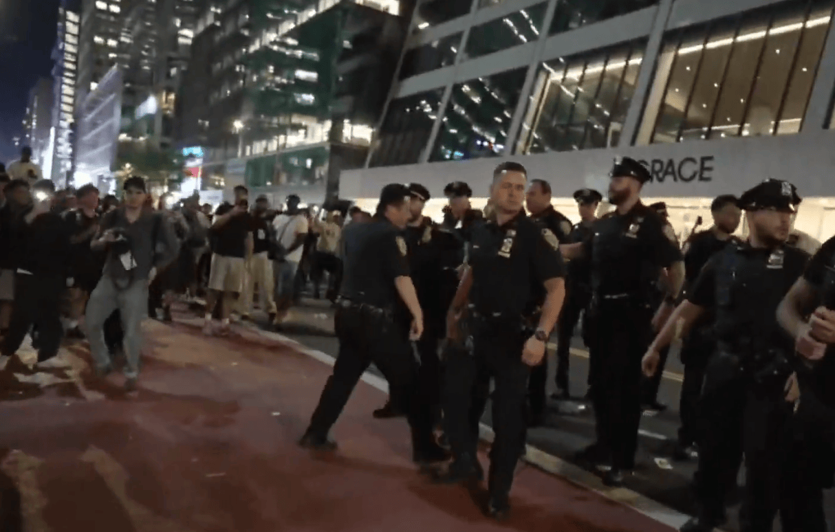 场面混乱！美媒：NBA总决赛期间，大批球迷在纽约公园内与警方发生冲突
